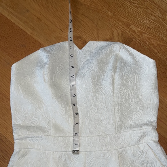 White Strapless Lace Textured Fitted Romper With Zipper Closure Size Medium - Picture 2 of 9
